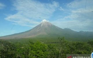 Hari Ini Aktivitas Gunung Semeru Didominasi Gempa Guguran dan Erupsi - JPNN.com