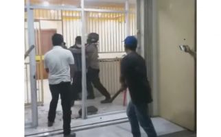 Video Detik-Detik Polisi & Warga Mengepung Perampok, Tegang, Viral di Medsos - JPNN.com