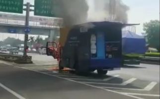 Mobil Boks Milik Kementerian PUPR Terbakar di Tol JORR, Kerugiannya Fantastis - JPNN.com