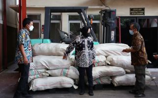 Kemensos Bantu Korban Terdampak Gempa NTT, Risma Pastikan Logistik Tersalurkan - JPNN.com