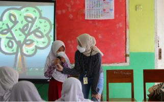 Milenial Jamkrindo Sebarkan Perilaku Hidup Sehat Kepada Para Pelajar di Geopark Ciletuh - JPNN.com