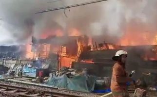 25 Rumah Petak di Senen Ludes Terbakar, Sebegini Kerugiannya - JPNN.com