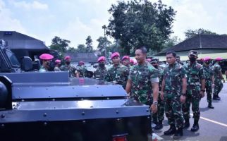 Ke Cilandak, Panglima TNI Dikelilingi Pasukan Baret Ungu - JPNN.com