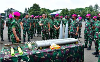 Lihat Nih, Gaya Jenderal Andika Saat Saksikan Material Tempur Korps Marinir TNI AL - JPNN.com