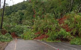 Kelurahan Rianiate Tapsel Diterjang Longsor dan Banjir, Akses Jalan Sempat Terputus - JPNN.com