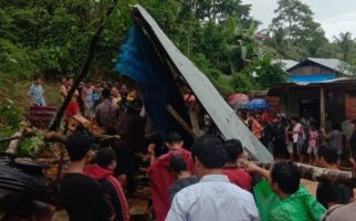 Sekeluarga Tertimbun Longsor di Gunungsitoli, 1 Orang Tewas, 3 Luka-Luka - JPNN.com