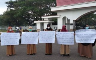 Kasihan, Para Guru Honorer ini Belum Digaji Selama 8 Bulan - JPNN.com