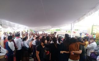 Isak Tangis Keluarga Sambut Kedatangan Jenazah Frans Lebu Raya di NTT  - JPNN.com