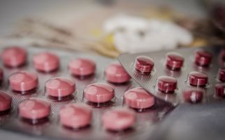 Sakit Tenggorokan, Konsumsi Saja 5 Obat yang Dijual Bebas di Apotek Ini - JPNN.com