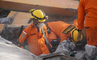 2 Orang Pekerja Tertimbun Reruntuhan Masjid, Mohon Doanya - JPNN.com