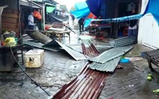 Angin Puting Terjang Makassar, Merusak Pintu Masjid Al Markaz Al Islami - JPNN.com