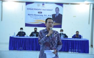 Martin Salurkan Bantuan Alat Pertanian hingga Beasiswa di Toba - JPNN.com