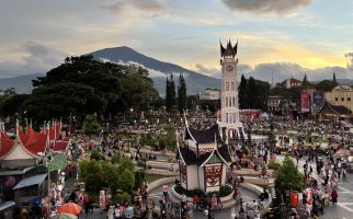 Begini Suasana Kawasan Jam Gadang Jelang Libur Natal dan Tahun Baru - JPNN.com