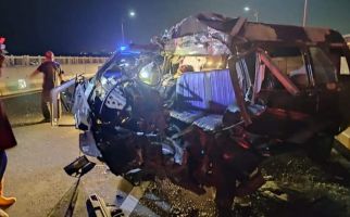 Minibus Rombongan Pelayat Menghantam Truk di Jembatan Suramadu, 2 Orang Tewas - JPNN.com