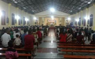 Tetap Hikmat di Bawah Guyuran Hujan, Begini Suasana Malam Misa Natal di Kupang - JPNN.com