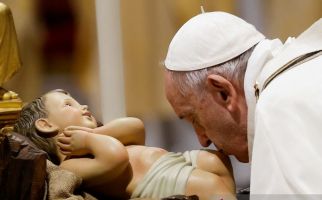 Pesan Natal untuk Dunia, Paus Fransiskus Sebut Orang-Orang Ini Penista Tuhan - JPNN.com
