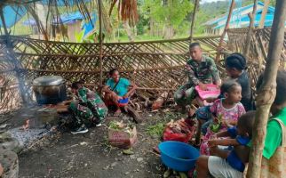Lihat Nih, Gaya Prajurit TNI di Kampung Umuaf Papua - JPNN.com