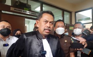 Terungkap, Cara Herry Wirawan Membungkam Istri dan 13 Santriwati Korban Kebejatannya - JPNN.com