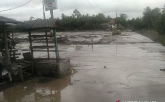 Banjir Lahar Dingin Terjang Sejumlah Desa di Lumajang, Sebuah Jembatan Terputus - JPNN.com