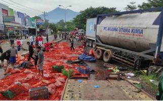 Truk Hantam Motor dan Mobil, Jalan Lingkar Salatiga Sontak Merah, Innalillahi - JPNN.com