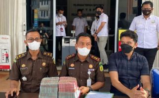 Penampakan Tumpukan Duit Dugaan Korupsi Dana Covid-19 di Depan Pak Jaksa - JPNN.com