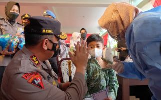 Irjen Iqbal Menyemangati Anak-Anak Ikut Vaksinasi - JPNN.com