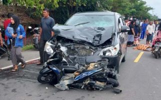 Kijang Innova Hantam Pemotor, 2 Gadis Tewas setelah Terseret 20 Meter, Lihat Kondisinya - JPNN.com