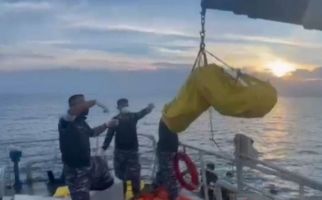 KRI Parang Menemukan Mayat Pria Misterius Mengapung di Tengah Laut, Lihat Proses Evakuasinya - JPNN.com