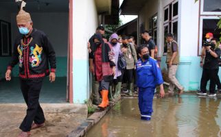Kemensos Tinjau Desa Perbatasan RI-Malaysia yang Kebanjiran, Risma Singgung Bansos - JPNN.com