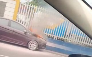 Mobil Ford Fiesta Terbakar di Tol Jagorawi, Begini Kondisi Pengemudi - JPNN.com