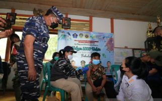 Bersama TNI AL, Bupati Landak Susuri Sungai demi Vaksinasi Warga di Desa Terpencil - JPNN.com