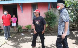 Ganjar Pranowo Membantu Perbaikan Rumah Kader PDIP, Lihat   - JPNN.com