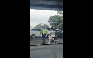 Perhatikan Wanita Ini, Lakukan Aksi Tak Terpuji kepada Polisi di Tengah Jalan - JPNN.com