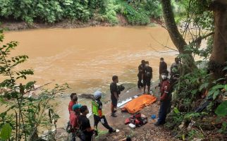 Heboh, Sesosok Mayat Pria Mengapung di Sungai Ciliwung, Mungkin Anda Kenal? - JPNN.com