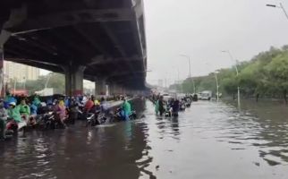 Jalan Jenderal Ahmad Yani Jaktim Tergenang Banjir, Macet Total, Lihat nih - JPNN.com