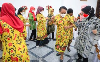 Lihat Keseruan Mama-Mama Papua Menari bersama Istri Ganjar Pranowo - JPNN.com