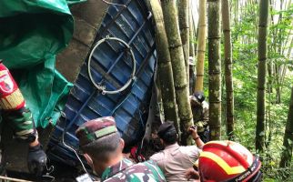 Truk Tronton Masuk Jurang Songgoriti Batu, Sopir Tewas Mengenaskan di Lokasi Kejadian - JPNN.com
