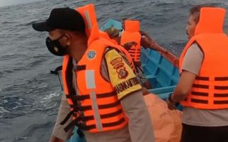 Longboat Bermuatan 15 Penumpang Tenggelam Dihantam Ombak Besar - JPNN.com