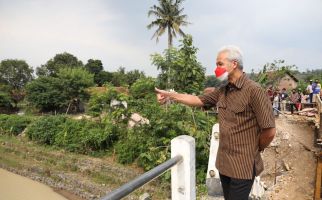 Ganjar Pranowo Pastikan Jembatan Kali Kamal Brebes Segera Diperbaiki - JPNN.com
