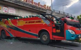 Bus Tabrak Jembatan Layang, 17 Orang Terluka, Polisi Buru Sopir   - JPNN.com