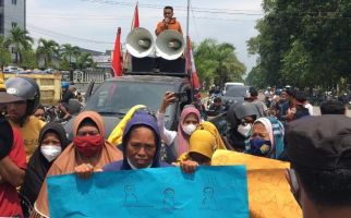 3 Warga Ditangkap Polisi, Puluhan Mak-Mak dan Mahasiswa Demo ke Polda Sultra - JPNN.com