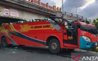 Bus Penumpang Sipirok Nauli Tabrak Fly Over di Padang Panjang, Kondisinya Mengerikan - JPNN.com