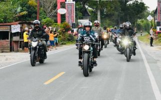 Jokowi Geber Motor Costum di Danau Toba, Luhut dan Sandiaga? - JPNN.com