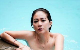 Tante Atien Berbikini Seksi di Kolam Renang, Netizen Khawatir - JPNN.com