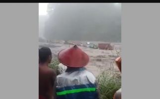 24 Truk tak Bisa Bergerak Dikepung Banjir Lahar Merapi, Lihat Tuh! - JPNN.com