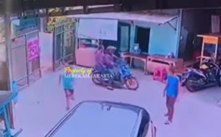 Maling Motor Tepergok Warga, Langsung Acungkan Senjata Api - JPNN.com