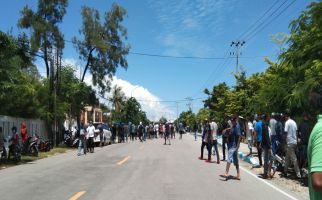 Tolak Aktivitas Partai Demokrat di NTT, Warga Tutup Jalan Trans Timor-Raya - JPNN.com