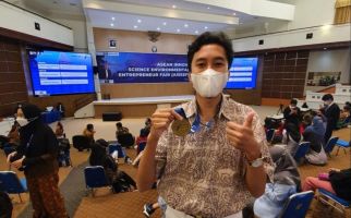 Sulap Kulit Telur Jadi Makanan Ringan, Andika Sabet Medali Emas AISEEF 2022 - JPNN.com