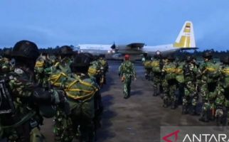 Kopasgat TNI AU Menerjunkan 102 Prajurit Khusus Bersenjata Lengkap dari Ketinggian 1.200 Kaki - JPNN.com