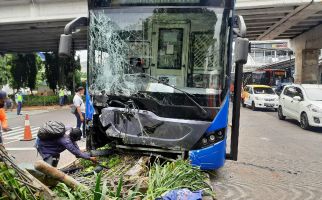Bus Transjakarta Tabrak Separator Jalan di Jakarta Timur, Begini Kronologinya - JPNN.com